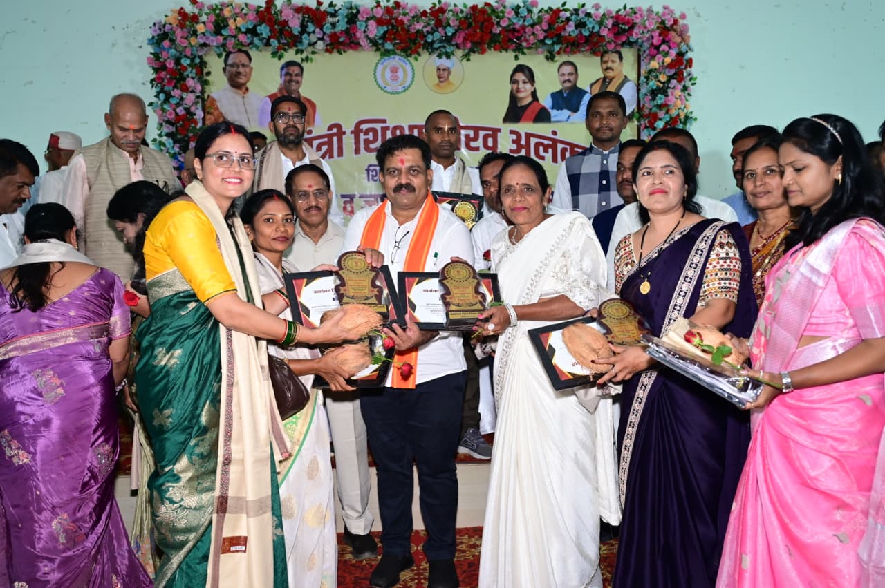 मुख्यमंत्री शिक्षा गौरव अलंकरण समारोह 2026 में जिले के 108 शिक्षकों को शिक्षा दूत एवं ज्ञानदीप पुरस्कार से किया सम्मानित