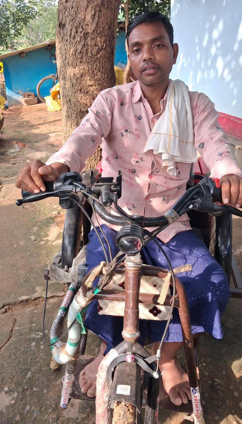बैटरी चलित ट्रायसायकल से बदला 75% अस्थिबाधित सोमारू का जीवन, मिली आत्मनिर्भरता की नई उड़ान