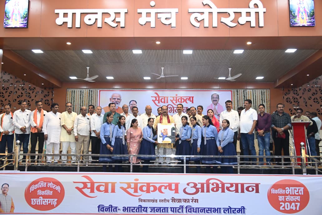 सेवा, स्वच्छता और नारी सशक्तिकरण के संदेशों को रंगोली में उकेर रहीं बेटियां’