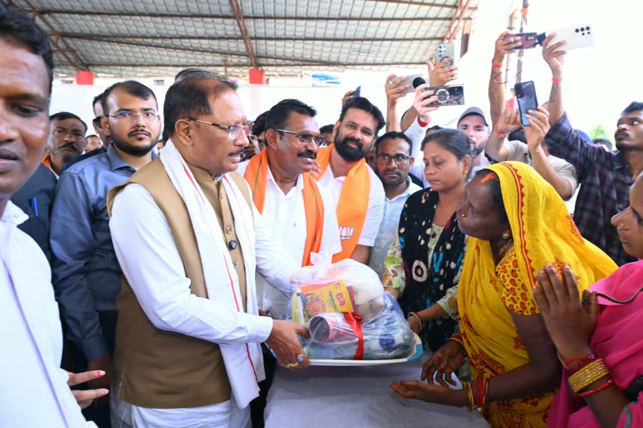 राहत शिविर में प्रभावितों को स्वयं भोजन परोसकर मुख्यमंत्री ने बढ़ाया हौसला