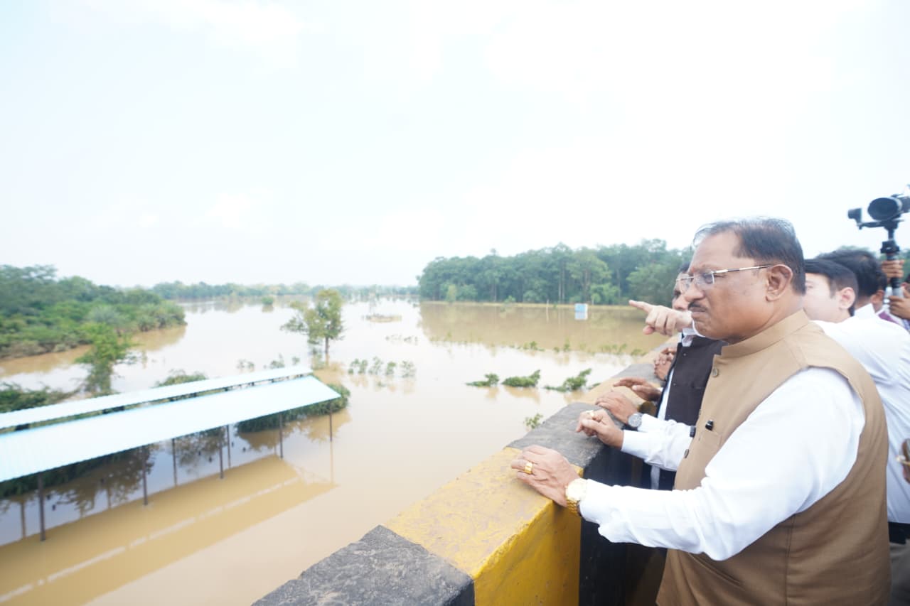 बस्तर के बाढ़ प्रभावित क्षेत्रों में पहुंचे मुख्यमंत्री श्री साय, प्रभावित परिवारों से मिलकर जाना हाल