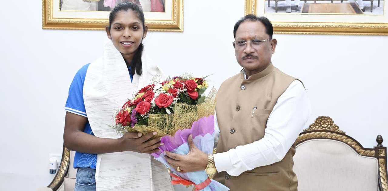 एशियन गेम्स की स्वर्ण पदक विजेता टीम की संजू देवी को मुख्यमंत्री श्री साय ने 51 लाख रुपए की प्रोत्साहन राशि देने की घोषणा की