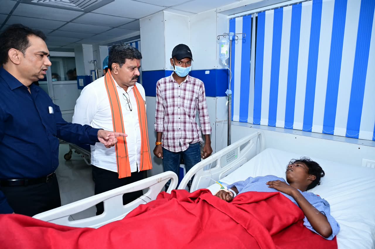 उप मुख्यमंत्री श्री शर्मा ने अस्पताल पहुंचकर जाना सड़क हादसे में घायलों का हाल