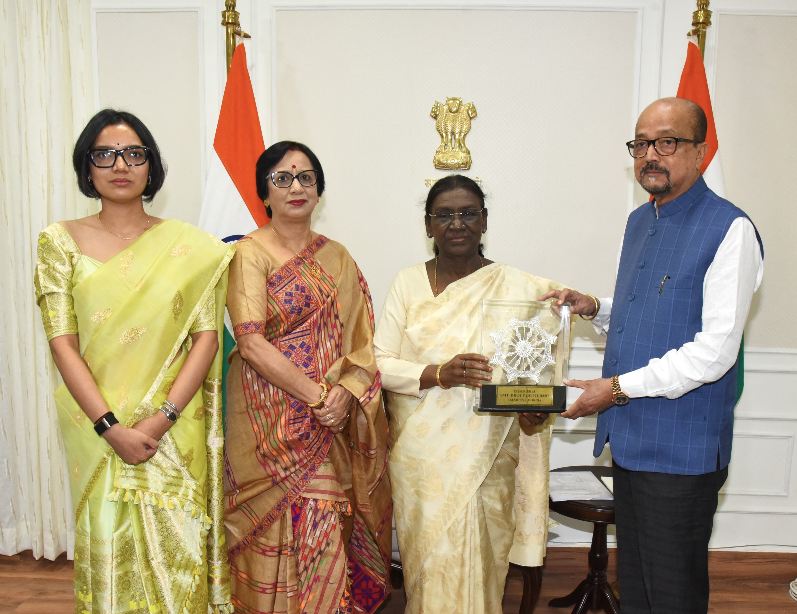 राष्ट्रपति श्रीमती द्रौपदी मुर्मु को राज्यपाल श्री रमेन डेका ने भेंट की पहाड़ी मैना की प्रतिकृति