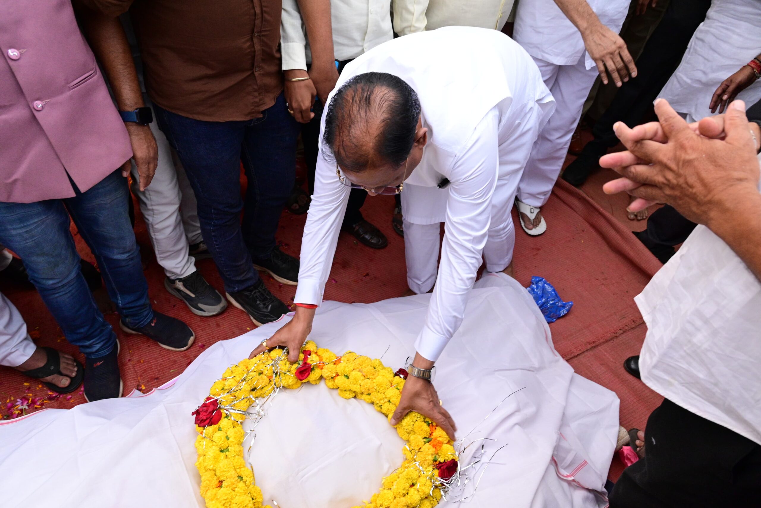 मुख्यमंत्री श्री साय ने स्वर्गीय विधायक डोमनलाल कोर्सेवाड़ा को दी अंतिम विदाई
