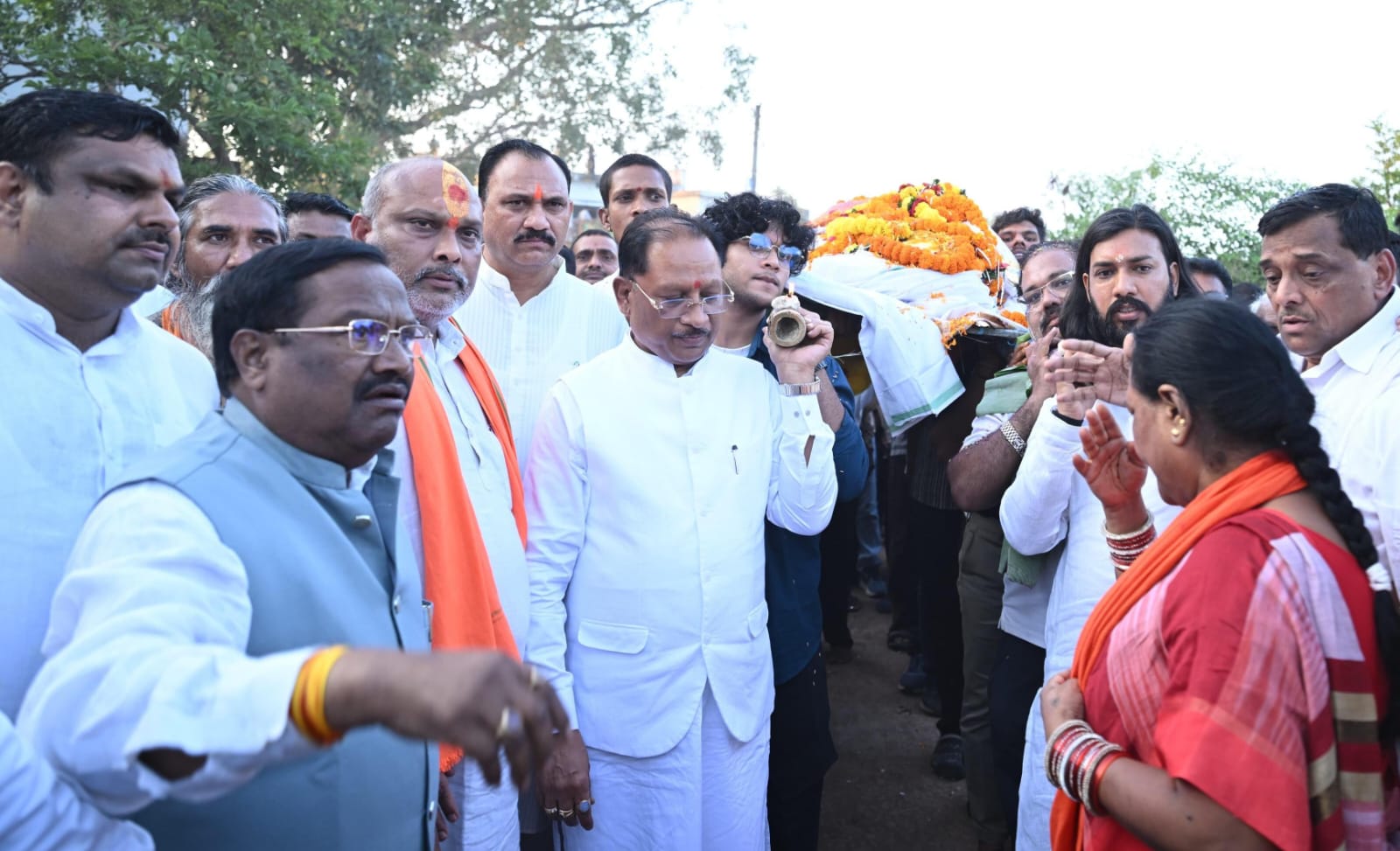 विधायक डोमनलाल कोर्सेवाड़ा पंचतत्व में हुए विलीन, मुख्यमंत्री  विष्णु देव साय ने दिया कंधा, नम आंखों से दी अंतिम विदाई
