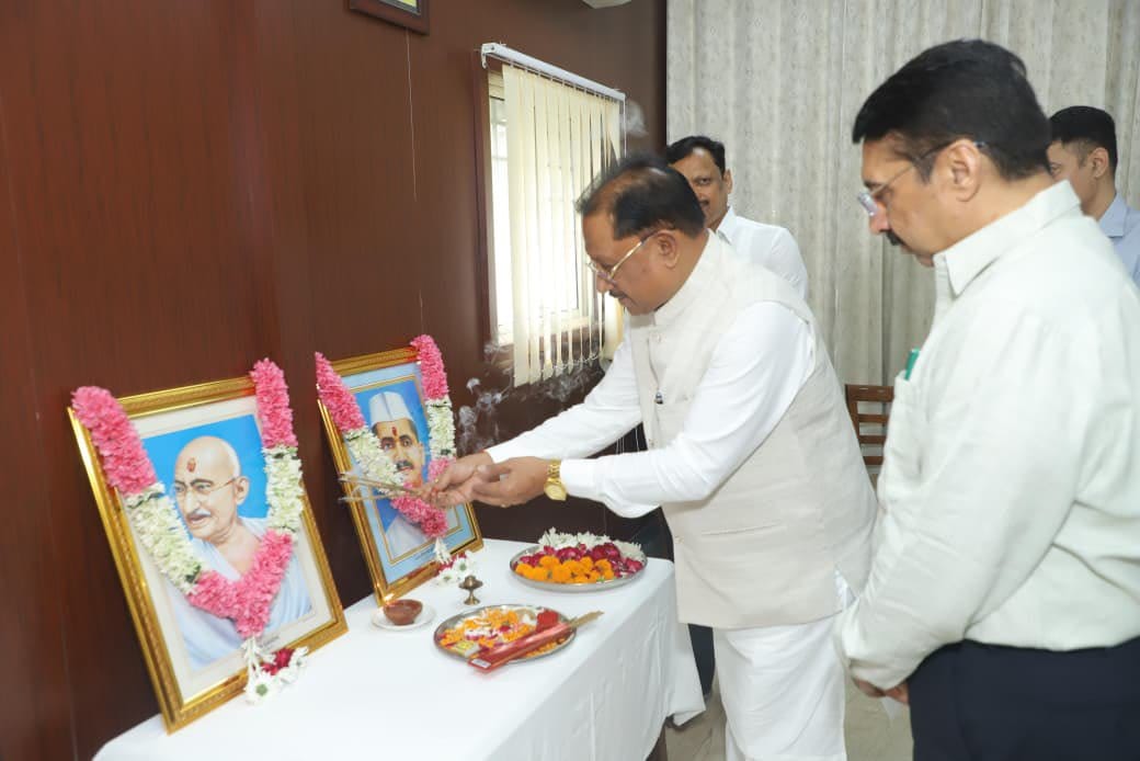 नई दिल्ली स्थित छत्तीसगढ़ सदन में महात्मा गांधी और लाल बहादुर शास्त्री के चित्र पर पुष्प अर्पित कर दी श्रद्धांजलि
