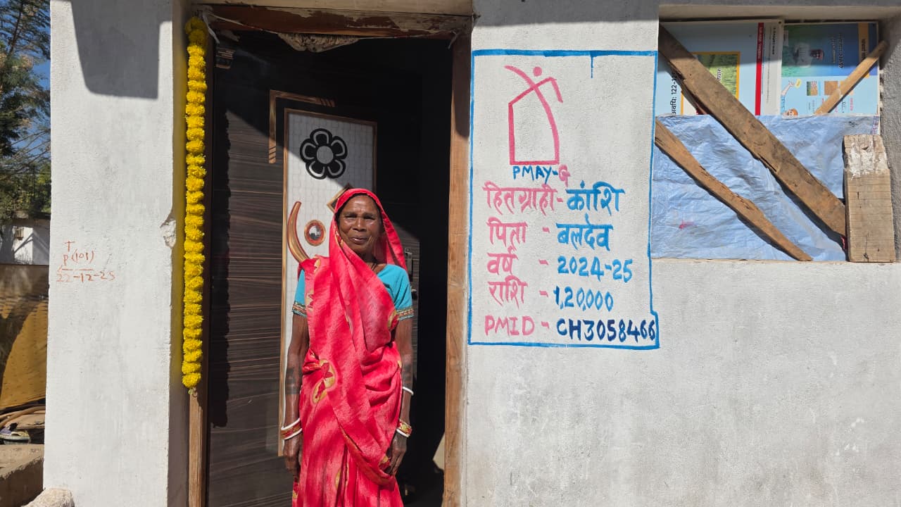 पति के नाम से स्वीकृत हुआ था आवास, उनके निधन के बाद पक्का मकान बना भुइरी बाई के जीवन का बड़ा सहारा