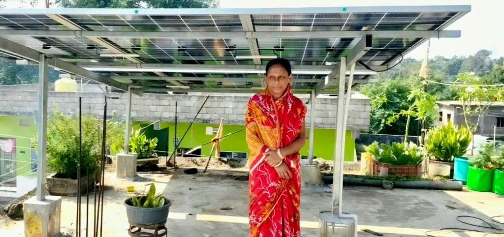 पीएम सूर्य घर योजना से श्यामा मजूमदार को मिली दोहरी राहत, बिजली खर्च में बचत के साथ ग्रिड में जा रही अतिरिक्त बिजली